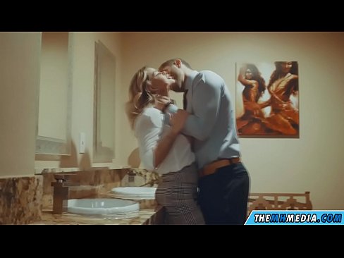 ❤️ Wakati blonde mwenye busty anakutongoza kwenye choo cha umma Pono ❌❤